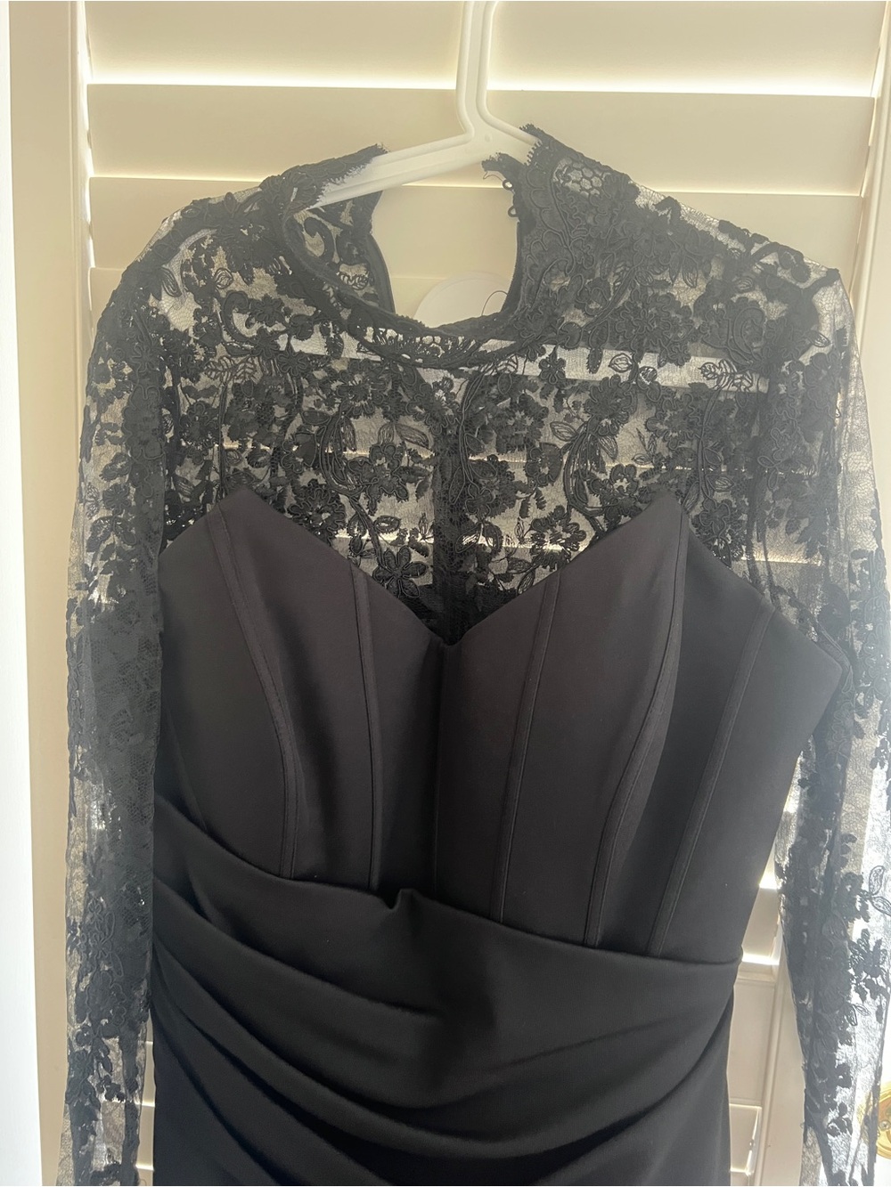 Elegant Black Lace Long-Sleeve Evening Dress